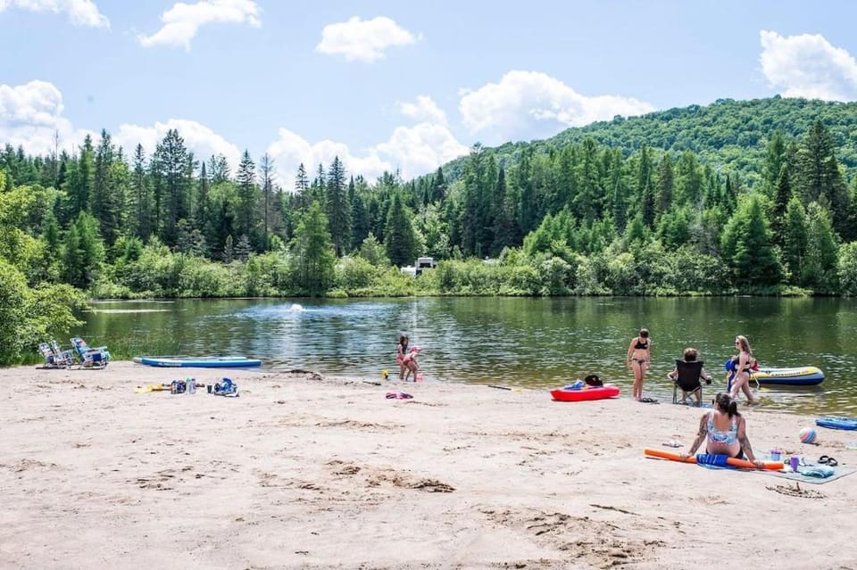 Log cabin with SPA, pool, and small beach Cabin in Mont-Tremblant