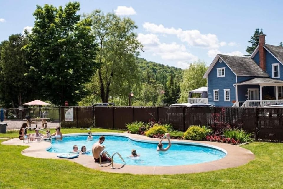 Log cabin with SPA, pool, and small beach Cabin in Mont-Tremblant