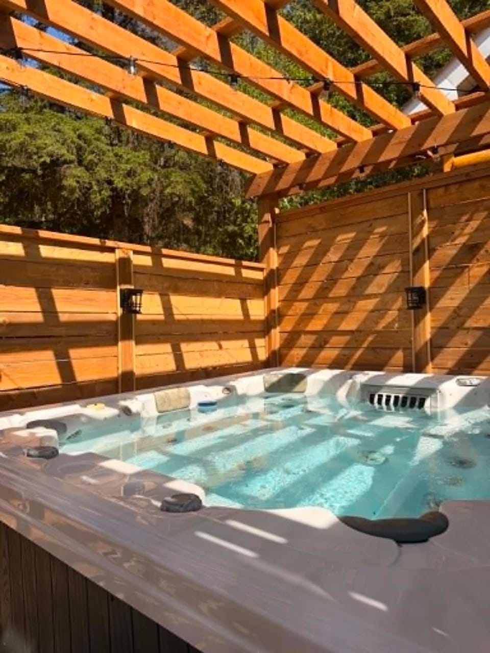 Log cabin with SPA, pool, and small beach Cabin in Mont-Tremblant