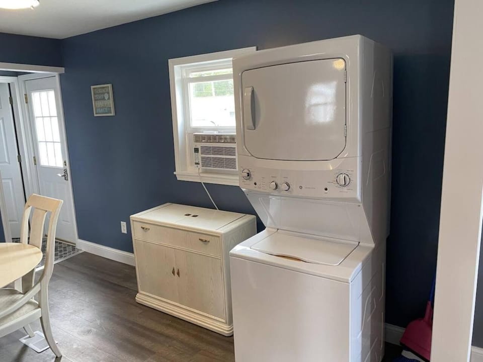 Walk to Lake Park And Strip Pet Friendly House in Geneva-on-the-Lake