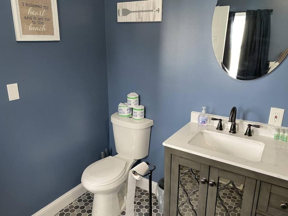 Walk to Lake Park And Strip Pet Friendly House in Geneva-on-the-Lake