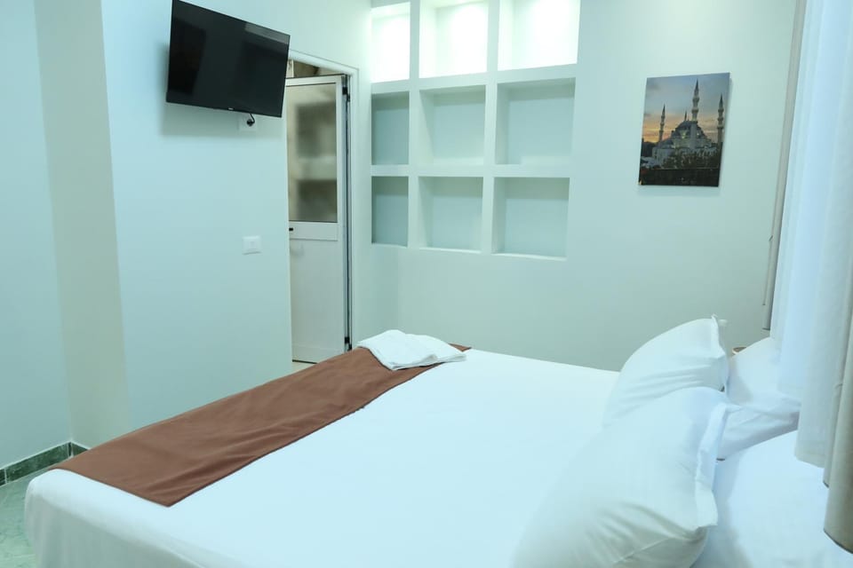 Bed, TV and multimedia, Bedroom, towels
