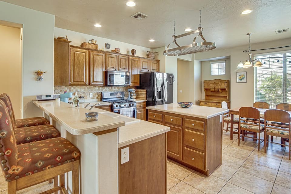 Near Zion! Extended Desert Retreat w/ Pool Access House in Washington