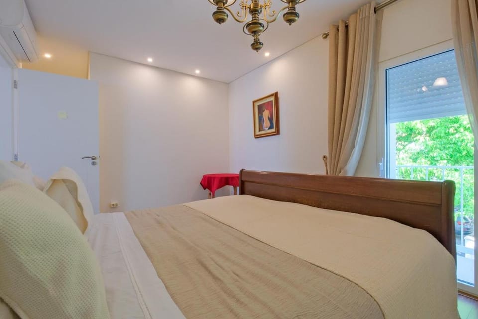 Elegant Guest Room with Hot Tub Full Shared Home Vacation rental in Lisbon