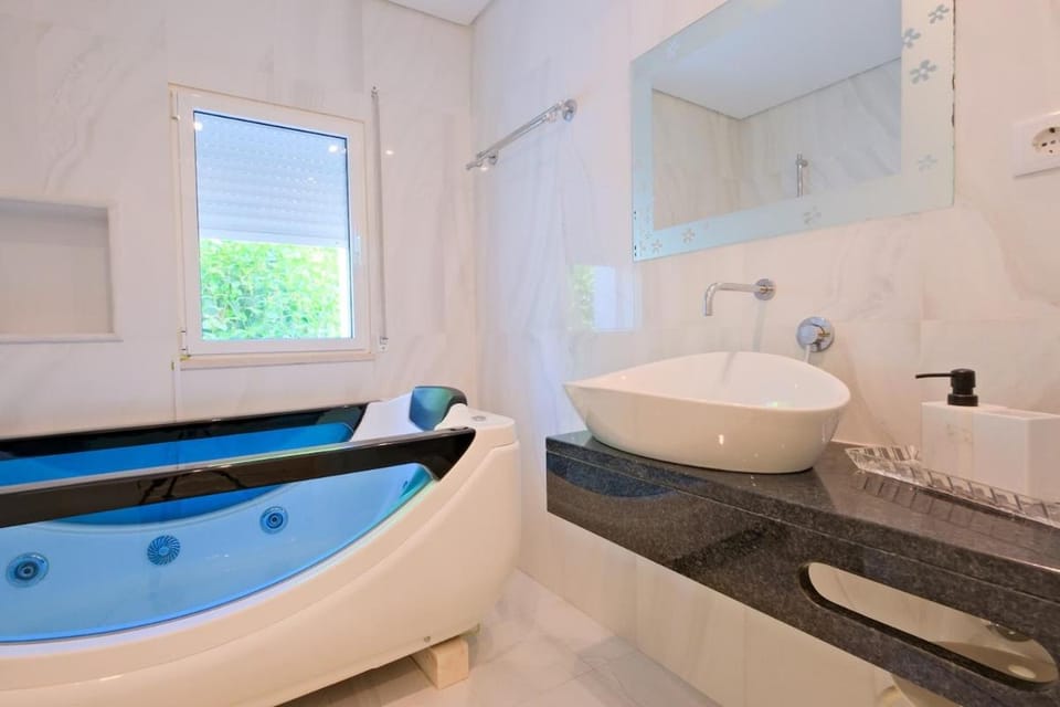 Elegant Guest Room with Hot Tub Full Shared Home Vacation rental in Lisbon