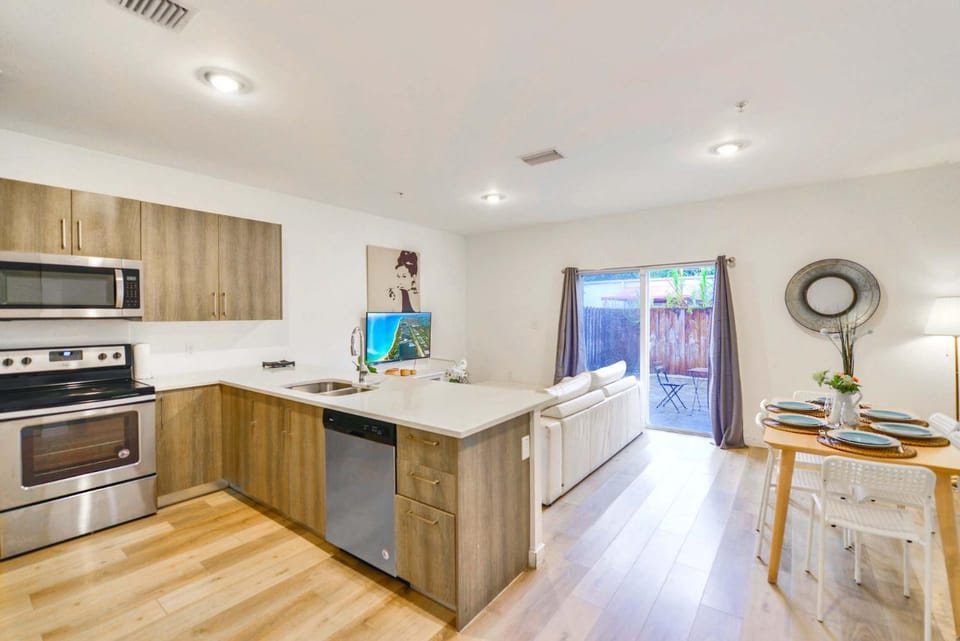 Kitchen or kitchenette, Dining area, dishwasher, oven, stove