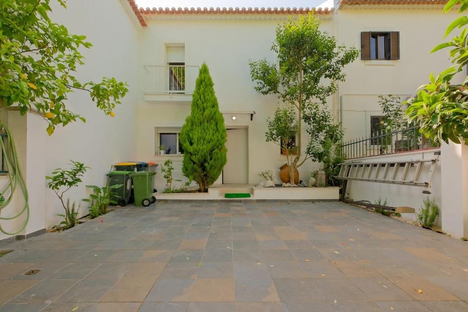 Modern Yellow Studio in Restelo Belém Vacation rental in Lisbon