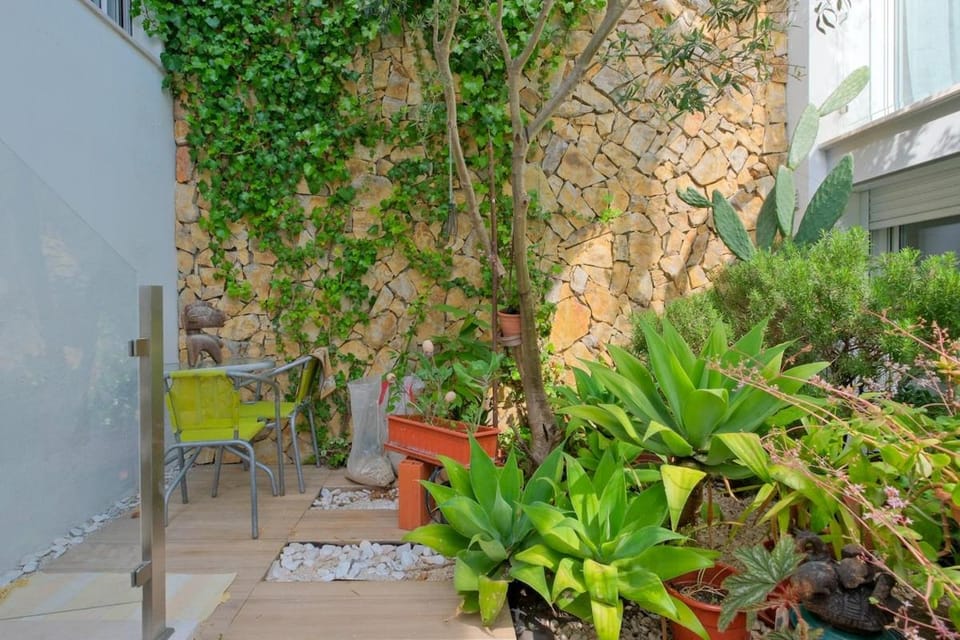 Modern Yellow Studio in Restelo Belém Vacation rental in Lisbon