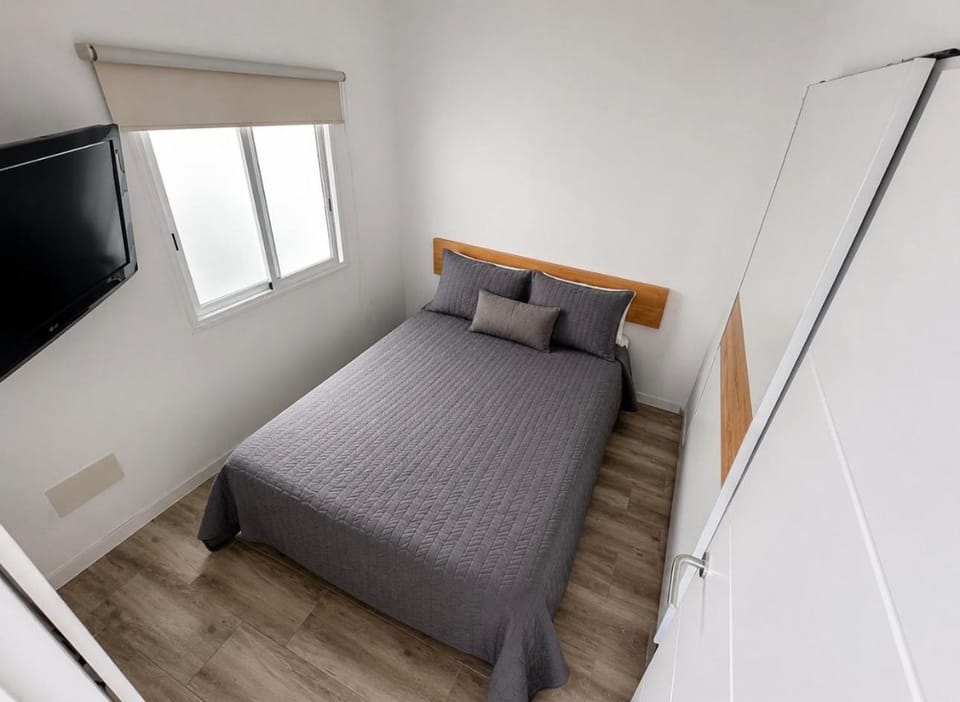 Bed, TV and multimedia, wardrobe