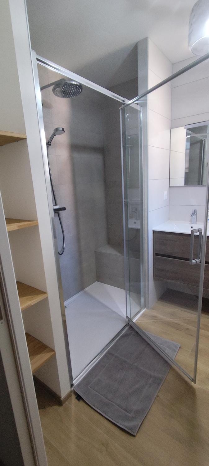Shower, Bathroom, Internal: Not applicable to any particular room