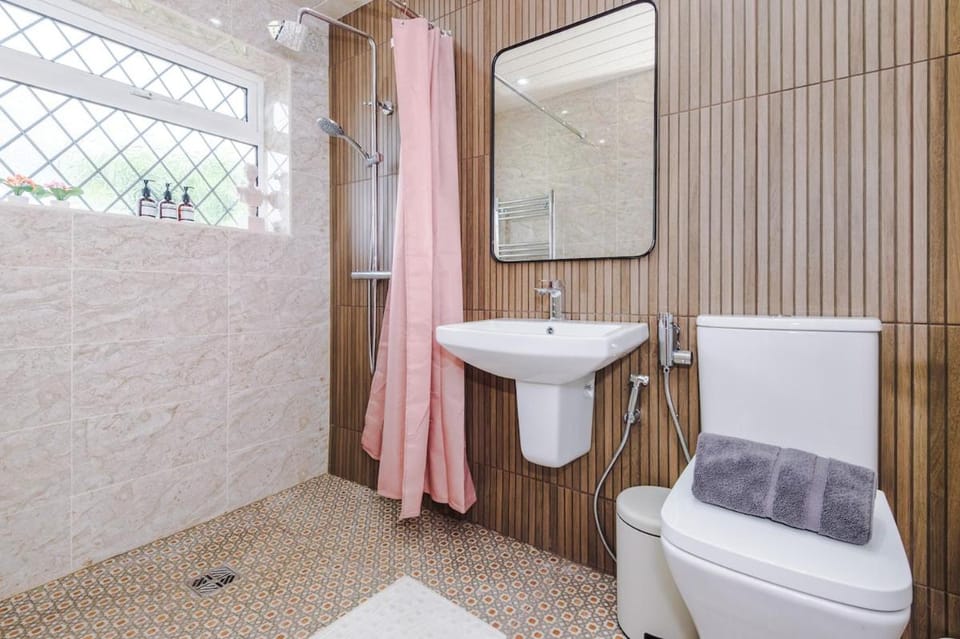 Stylish 2-Bed Bungalow Royal Oldham Hospital House in Oldham