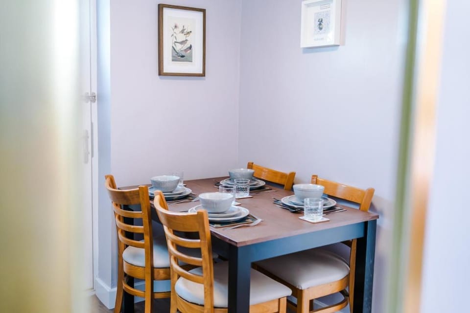 Stylish 2-Bed Bungalow Royal Oldham Hospital House in Oldham