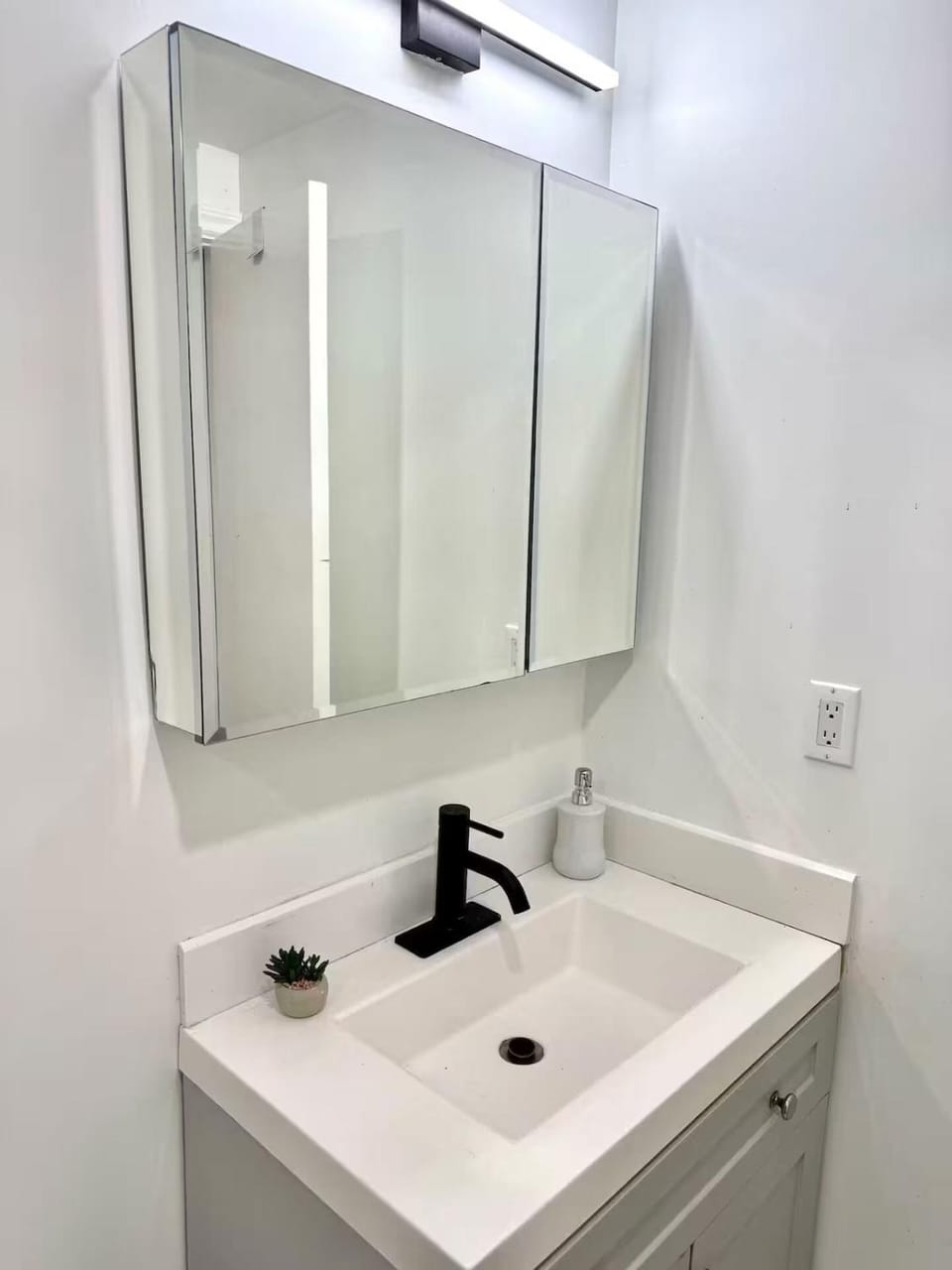 Beautiful Cozy Walkout Basement Apartment Apartment in Oshawa