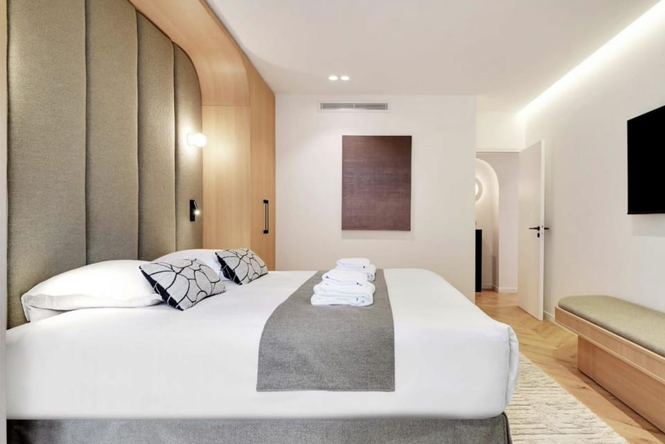 Bed, TV and multimedia, Photo of the whole room, Bedroom, towels, wardrobe