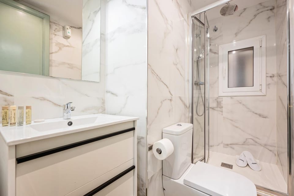 Shower, Toilet, Bathroom, towels