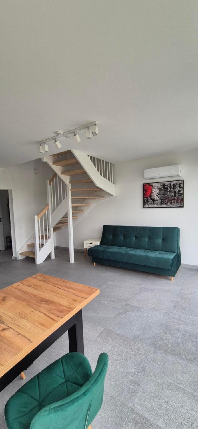 Bed, Seating area