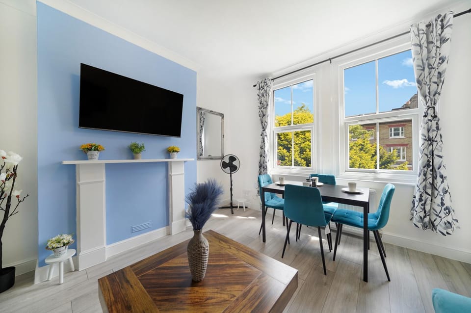 Communal lounge/ TV room, TV and multimedia, Living room, Seating area, Dining area, Evening entertainment