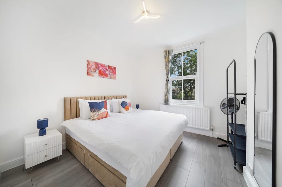 Bed, Photo of the whole room, Bedroom