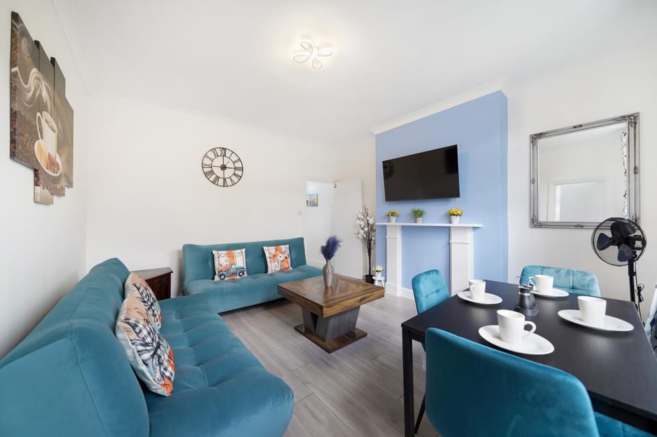 TV and multimedia, Living room, Seating area, Dining area