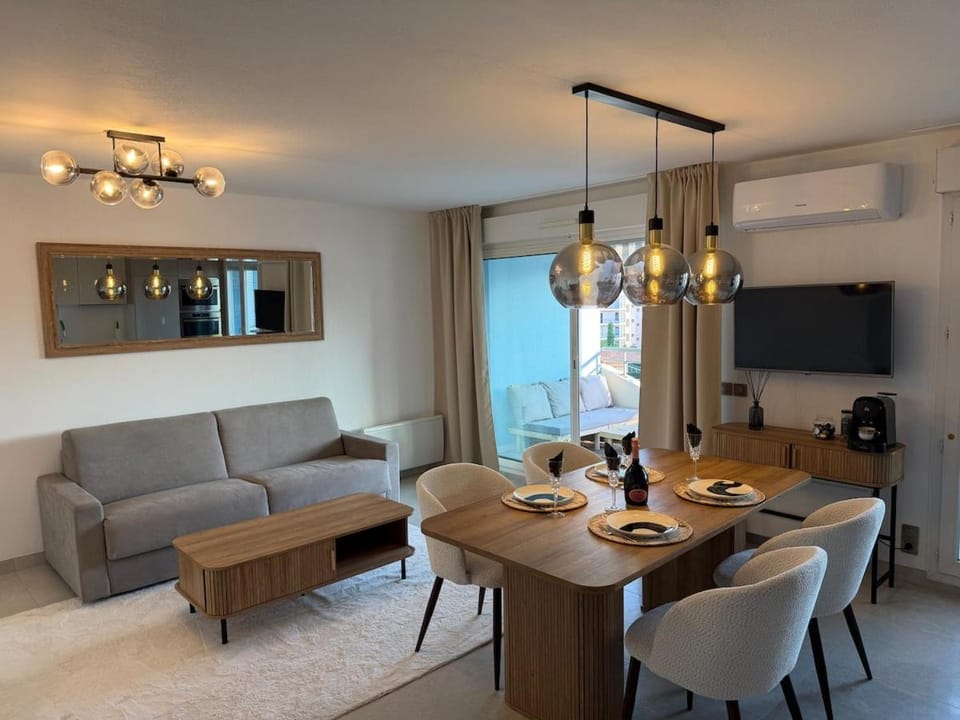 Living room, Dining area