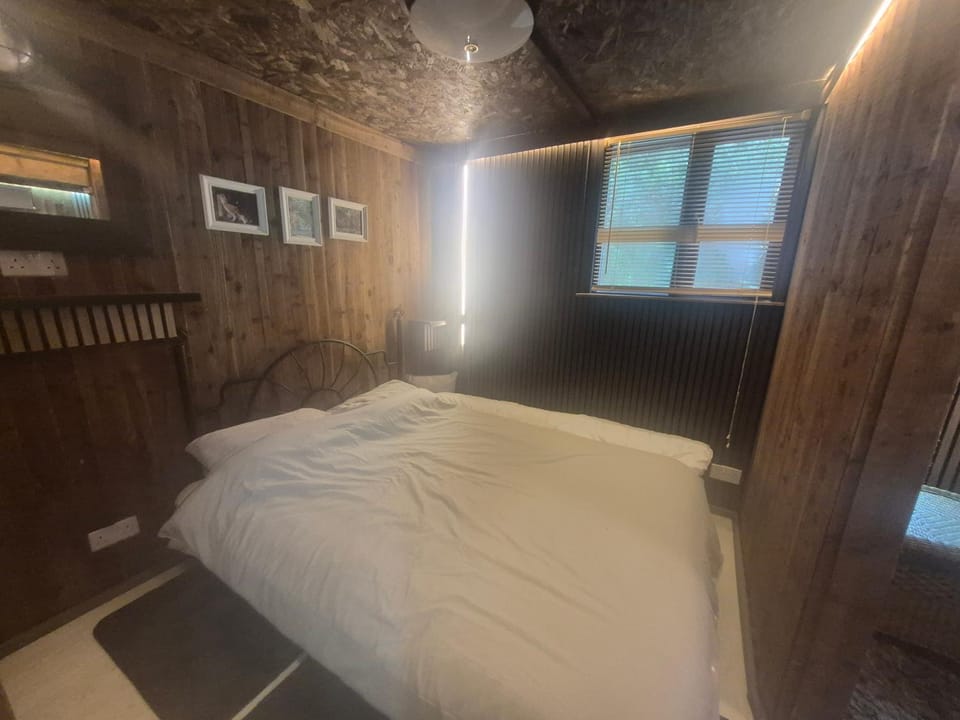 Froglets island cabin Cabin in Dartford