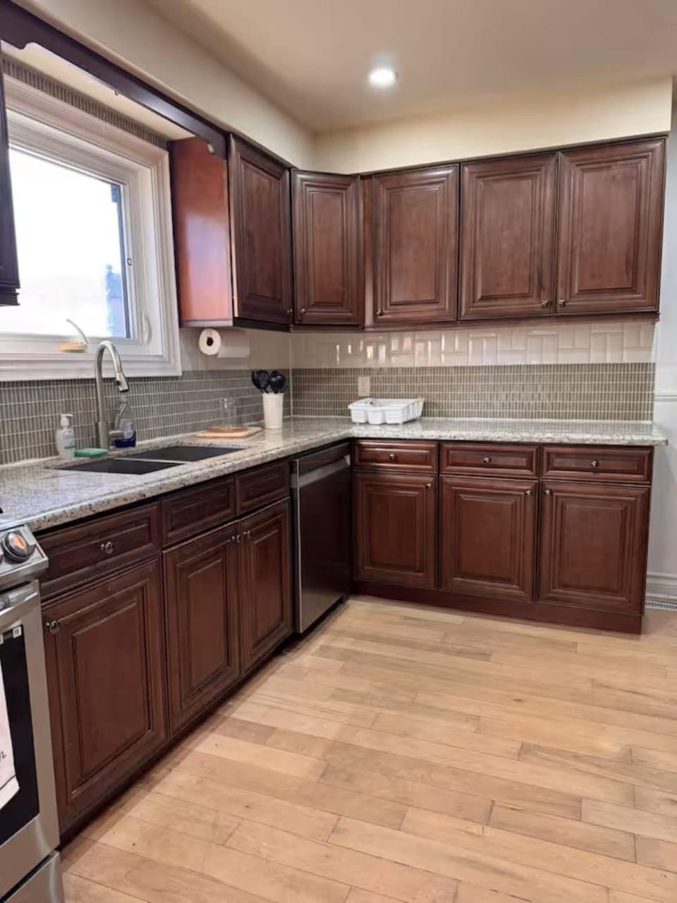 Welcome to Your Home Away from Home in a prime quite neighbourhood in Whitby! Apartment in Oshawa