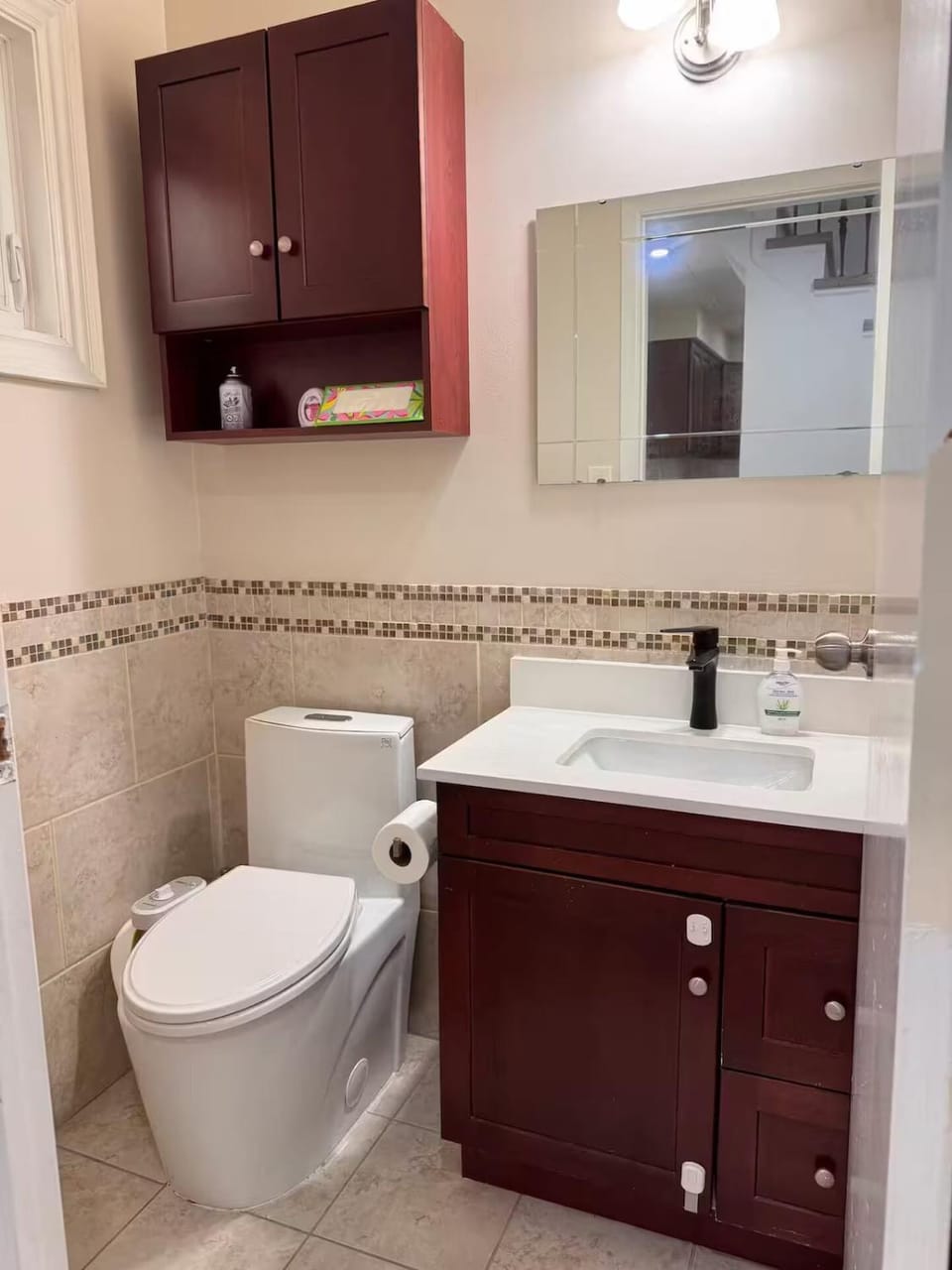 Welcome to Your Home Away from Home in a prime quite neighbourhood in Whitby! Apartment in Oshawa
