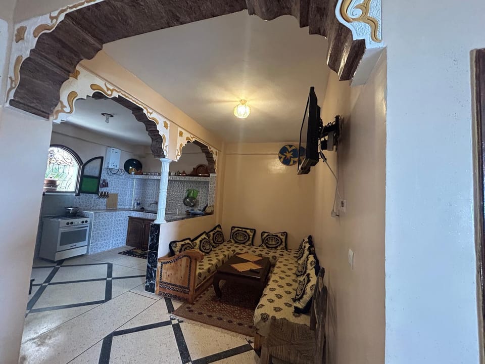 TV and multimedia, Kitchen or kitchenette, Living room, Seating area, Dining area