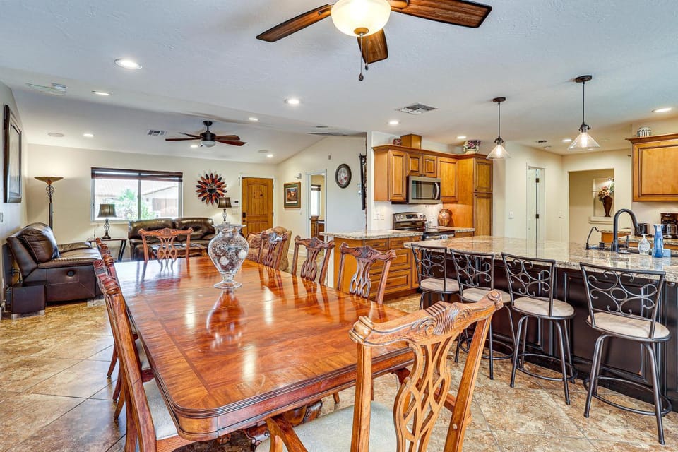2 Casitas! Luxe Group Getaway, 3 Mi to Lake Havasu House in Lake Havasu City