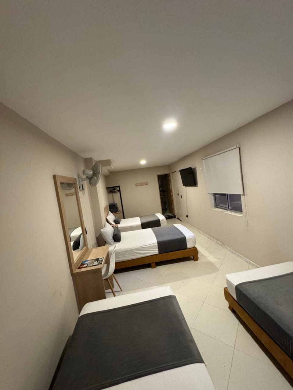 Bed, TV and multimedia, Photo of the whole room, Bedroom