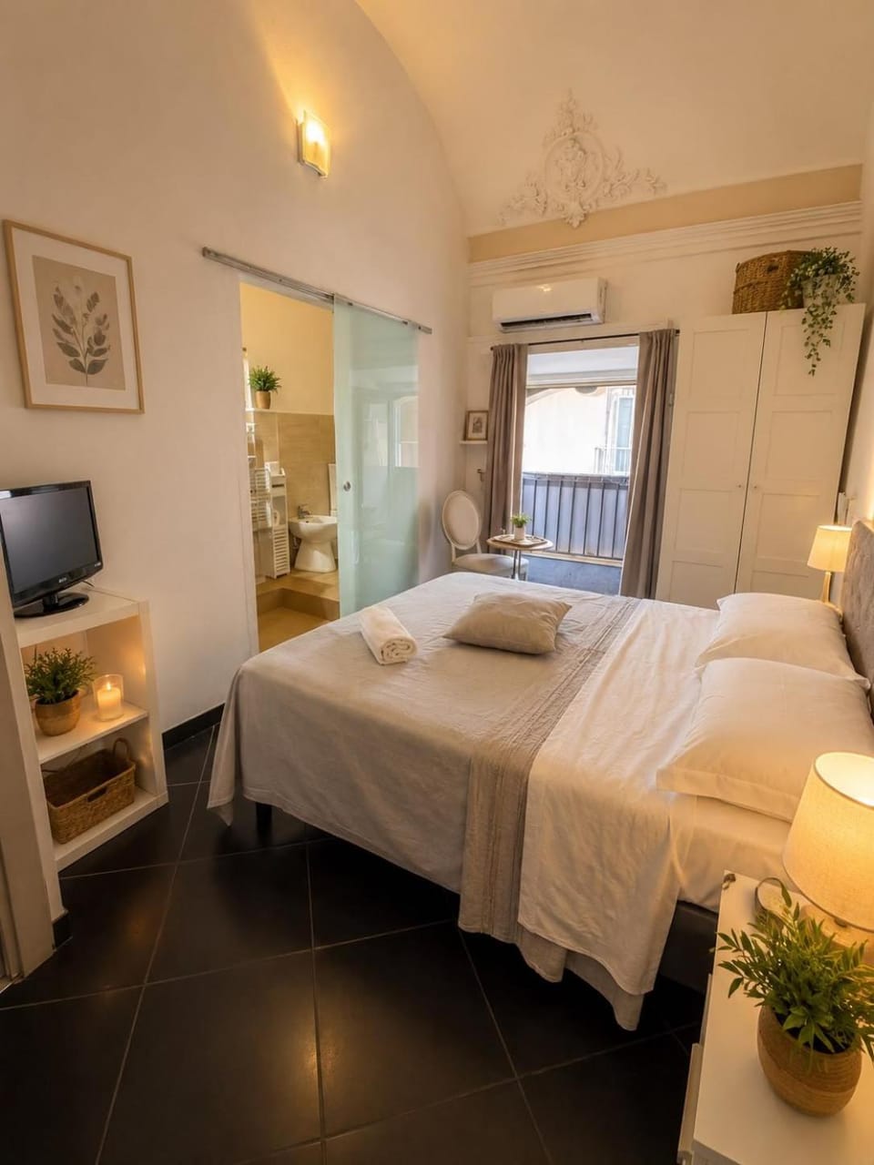 Bed, Photo of the whole room, air conditioner