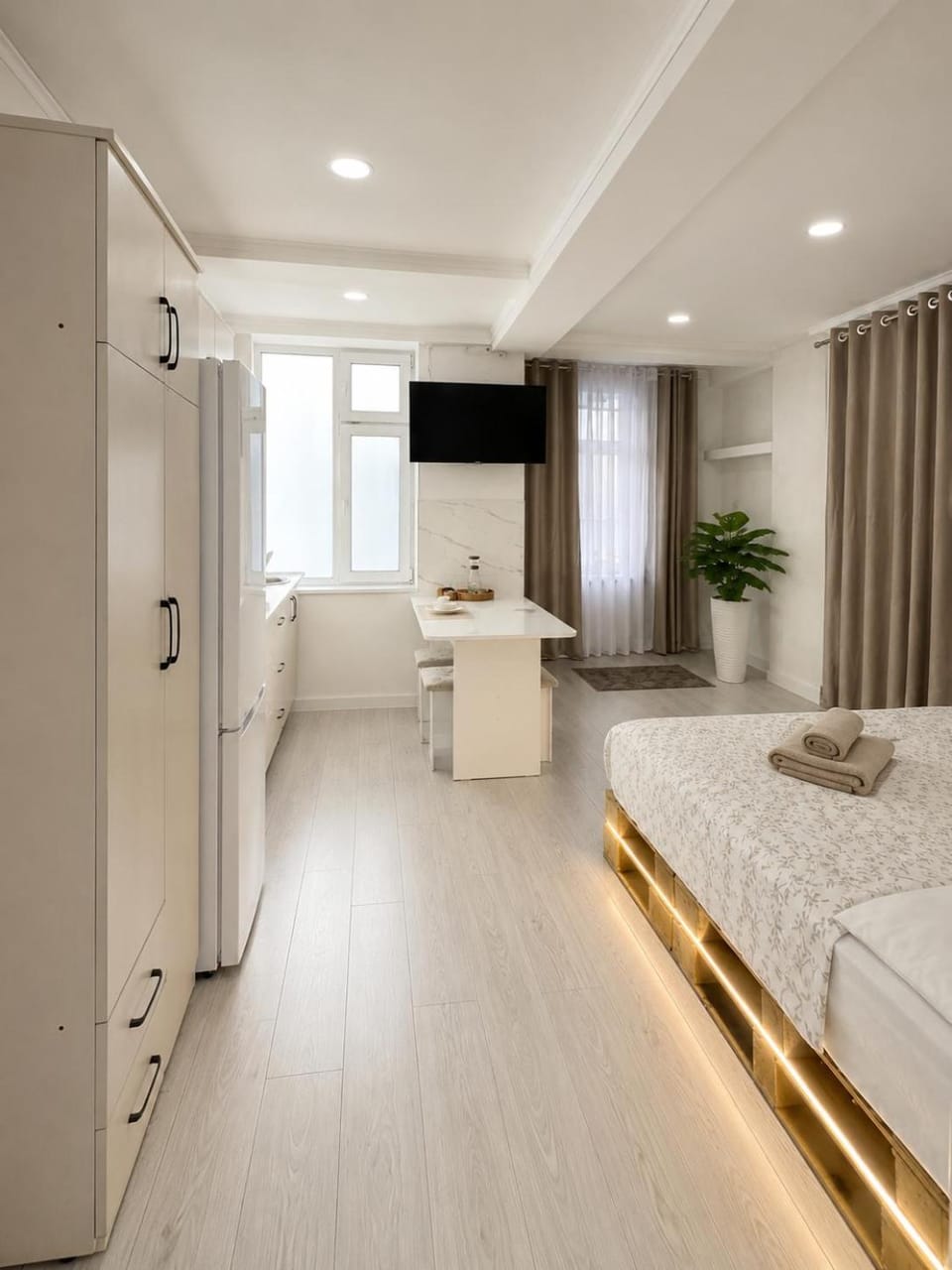 Bed, TV and multimedia, Living room, Photo of the whole room, Seating area, Bedroom, towels, wardrobe