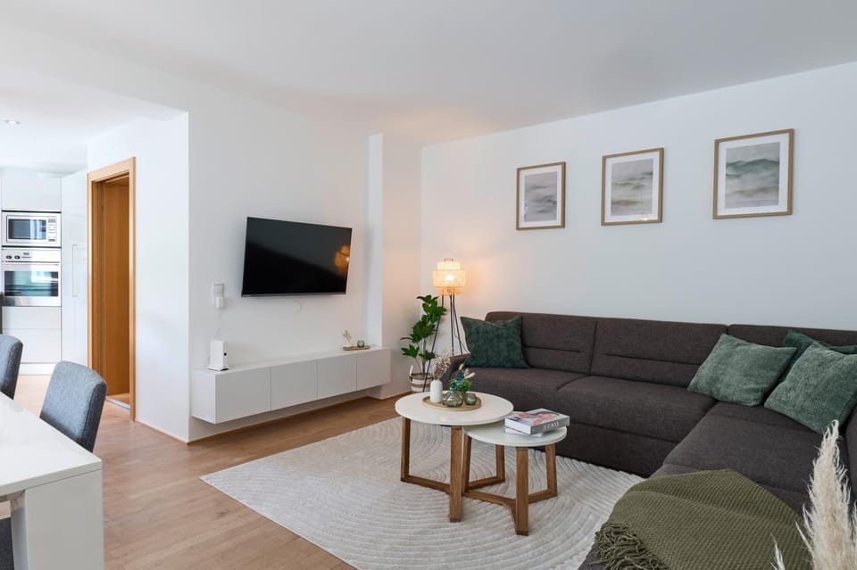 Communal lounge/ TV room, TV and multimedia, Living room, Seating area, Evening entertainment