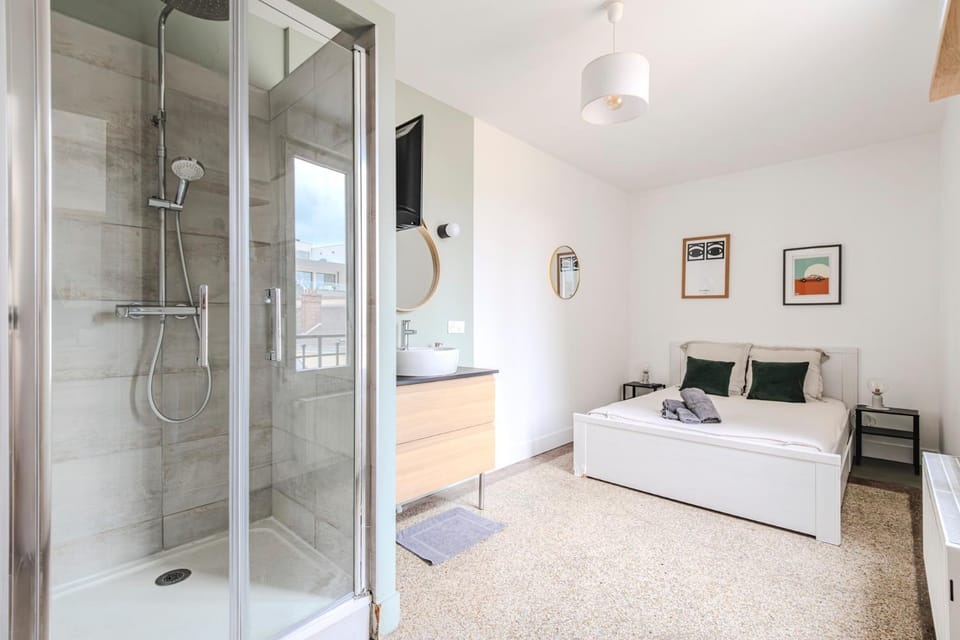 Shower, Bedroom
