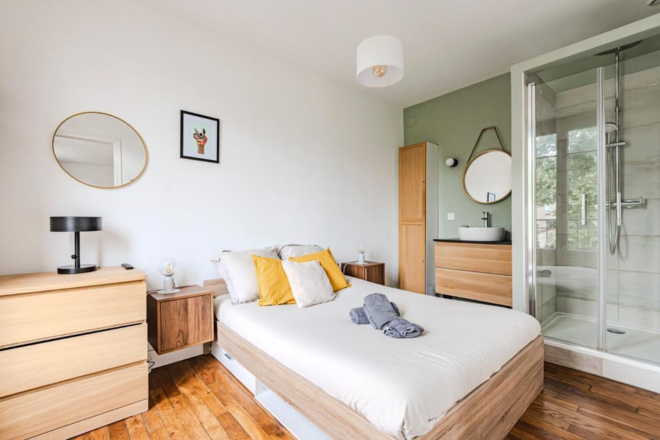 Shower, Bedroom