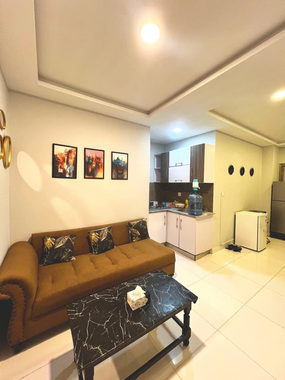 TV and multimedia, Kitchen or kitchenette, Living room, Seating area, oven