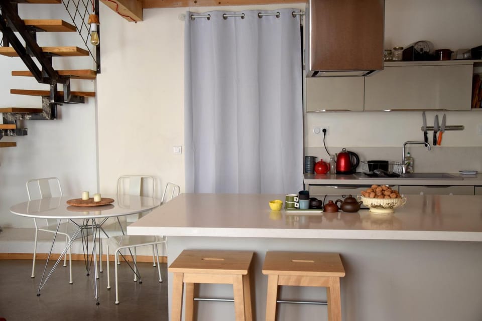 Kitchen or kitchenette, Dining area, minibar, stove