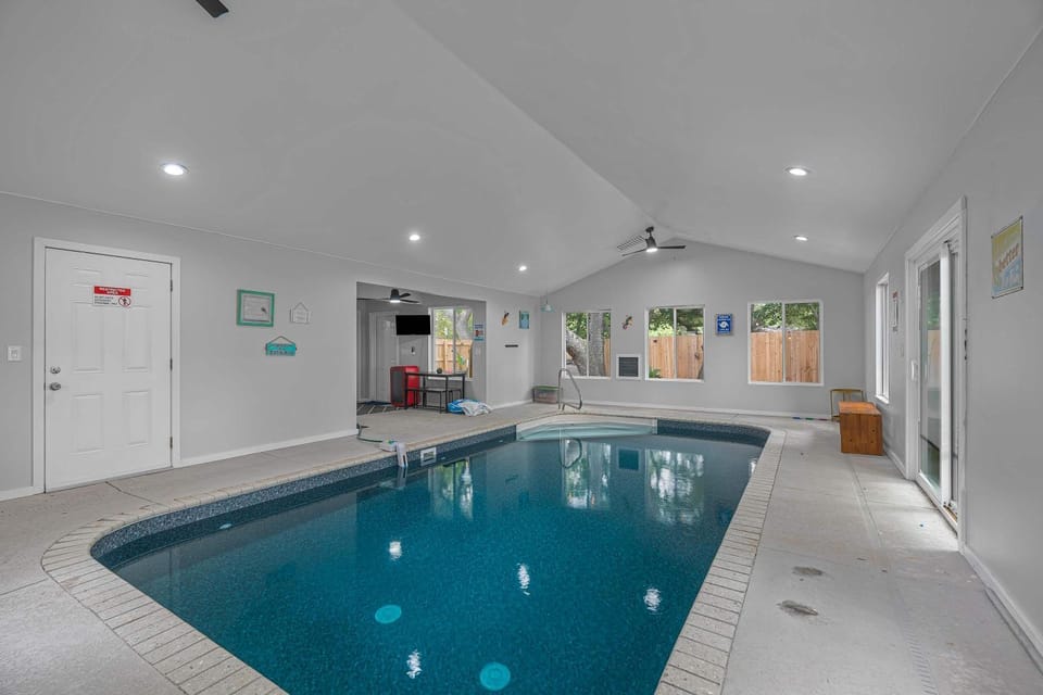 3BR Home Indoor Pool Hot Tub Dog Friendly House in Pensacola Beach