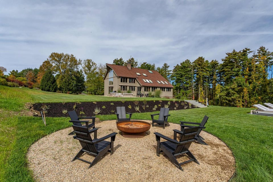 Lakeville Lodge - Family Friendly Home with Pool & Hot Tub House in Salisbury