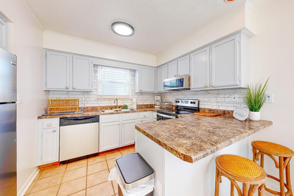 Family Friendly Condo across from Beach with Balcony Apartment in Gulf Shores