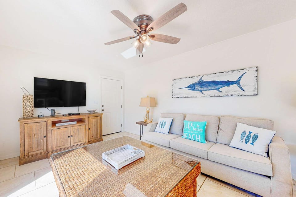 Family Friendly Condo across from Beach with Balcony Apartment in Gulf Shores