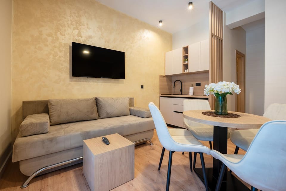 TV and multimedia, Kitchen or kitchenette, Living room, Seating area, Dining area