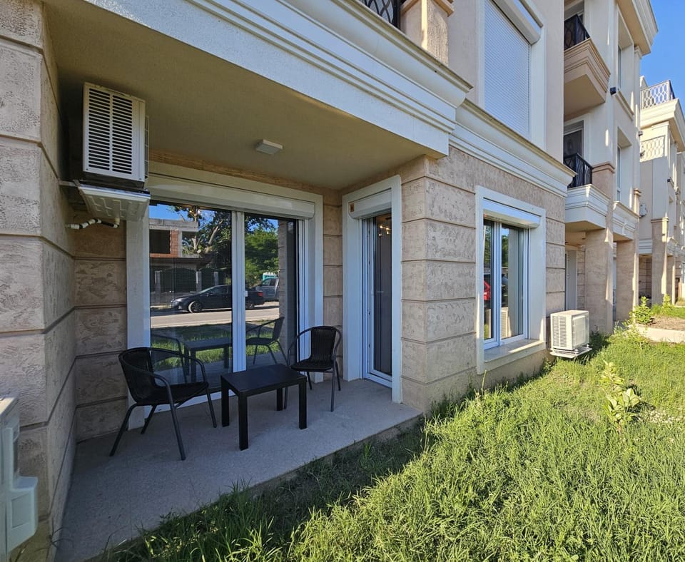 Property building, Garden, Balcony/Terrace