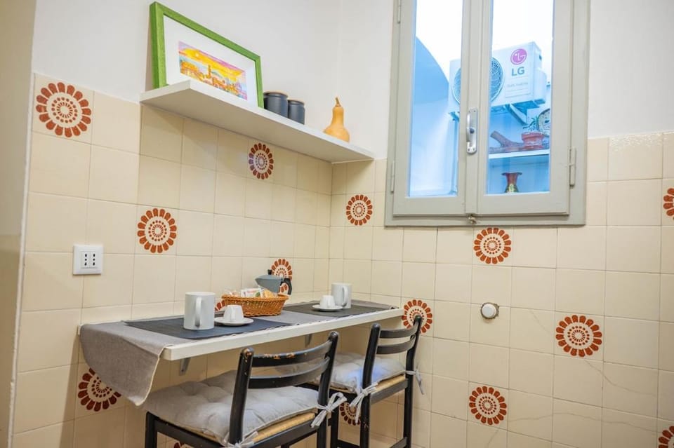 Apartment with Private Courtyard - Santa Croce Apartment in Florence
