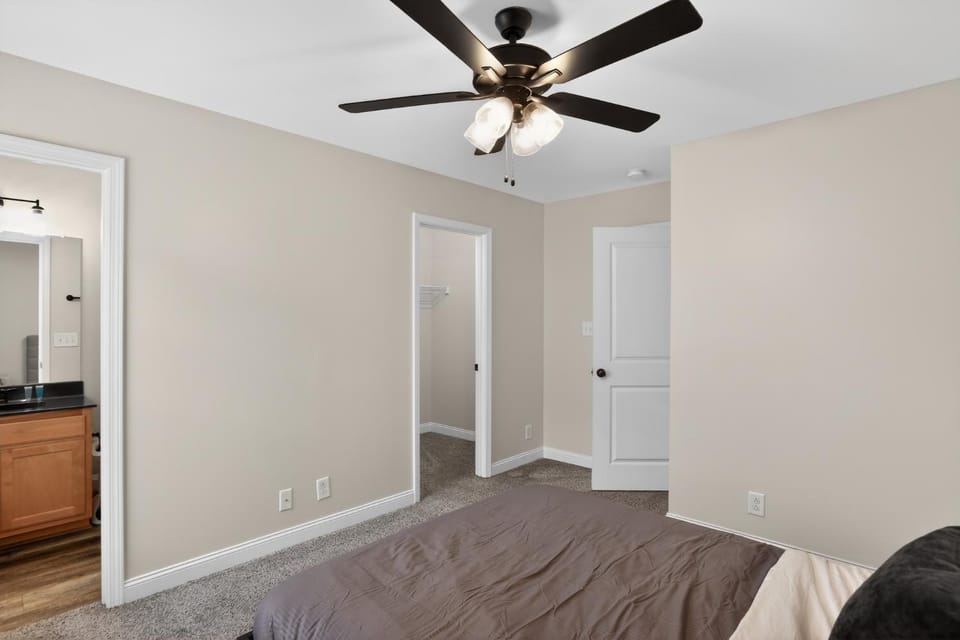 Modern 2BR Retreat Near Shopping Apartment in Clarksville