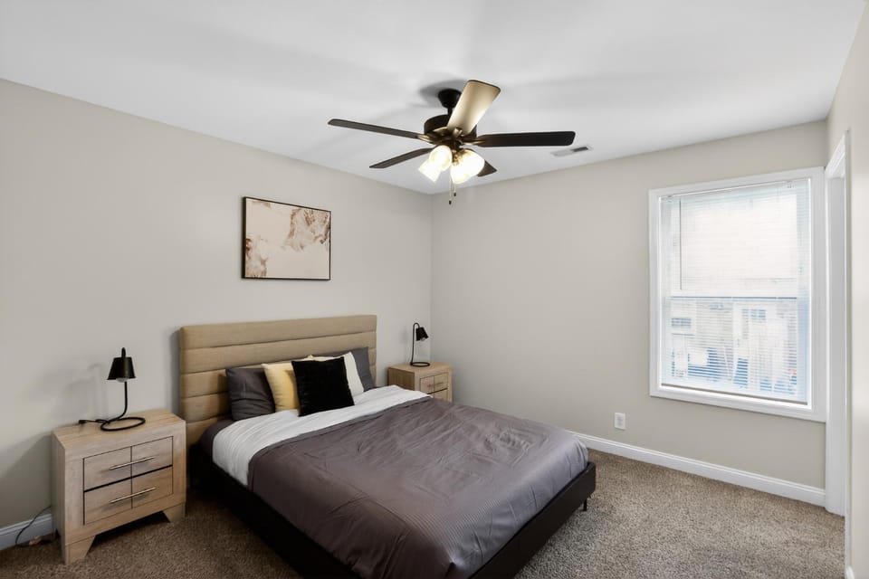 Modern 2BR Retreat Near Shopping Apartment in Clarksville