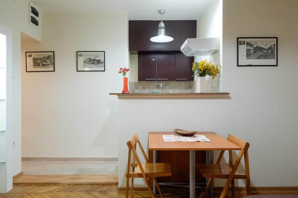 Kitchen or kitchenette, Dining area