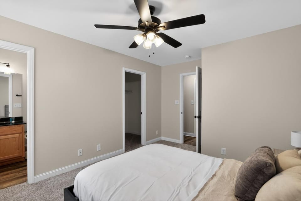 Modern 2br Townhome in Prime Location Apartment in Clarksville
