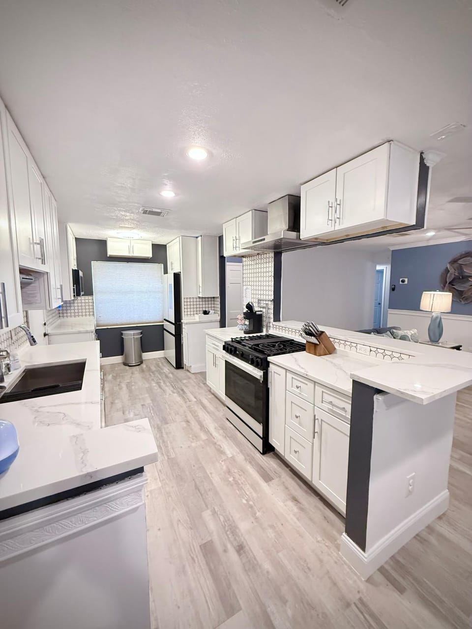 Kitchen or kitchenette, Seating area, stove