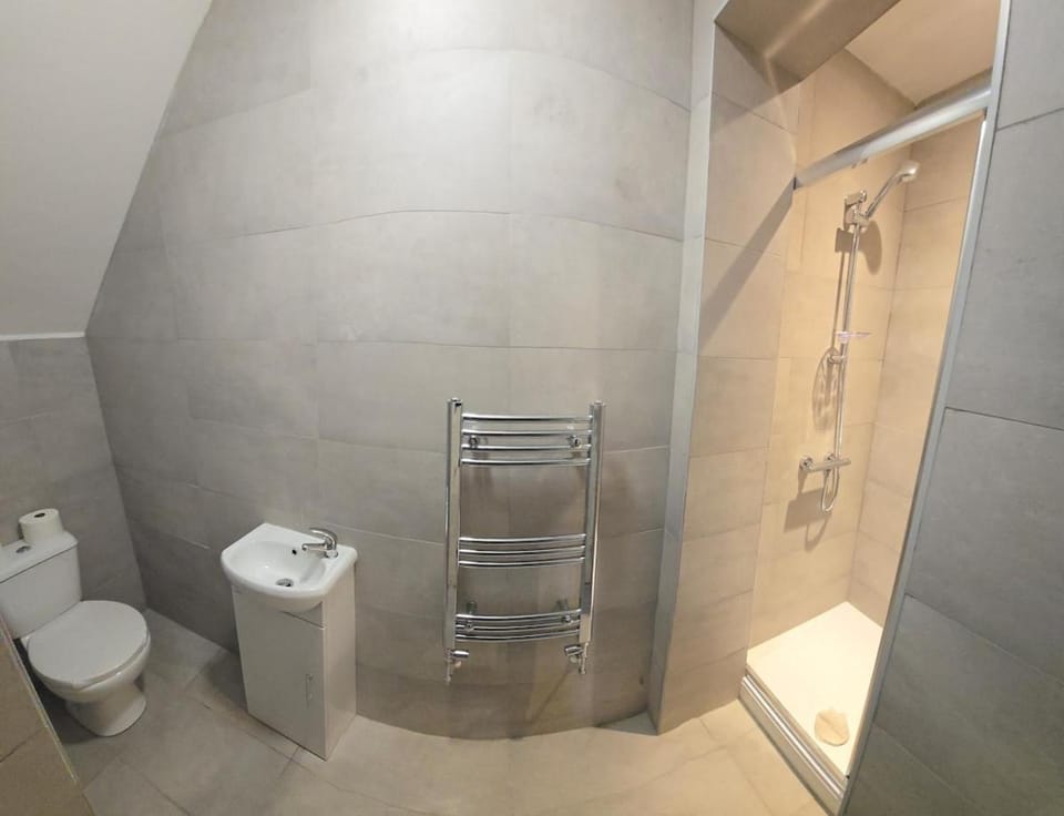 Stylish Modern 2 bedroom bungalow - Driveway & Wifi Villa in Coventry